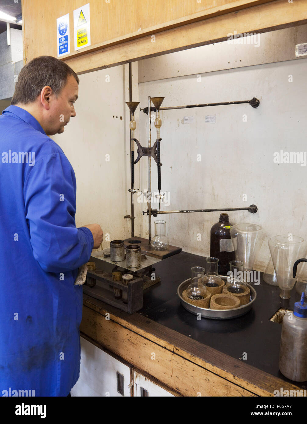 Aggregato di macchine di vagliatura a Surrey County Council strade Laboratorio del Reparto a Guildford, Surrey. Foto Stock