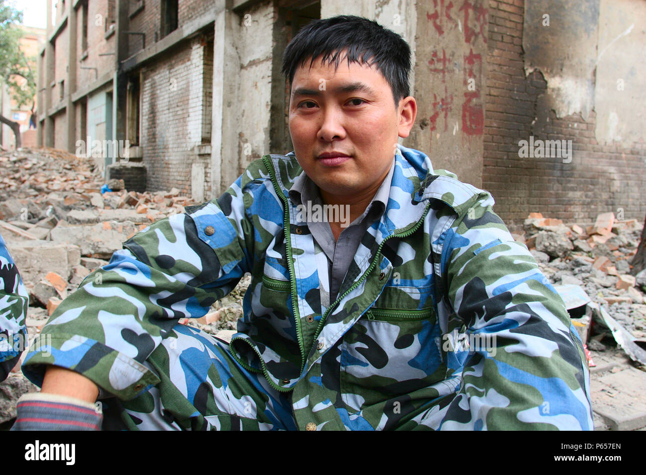 Un Cinese foreman pause durante la demolizione di abitazioni a Pechino Foto Stock