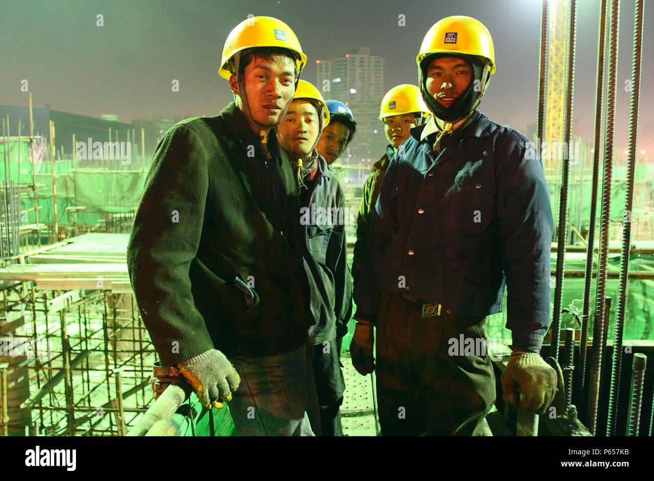 Una notte shift Team pausa durante il lavoro su un nuovo ufficio residenziale tower nel centro di Pechino. Foto Stock