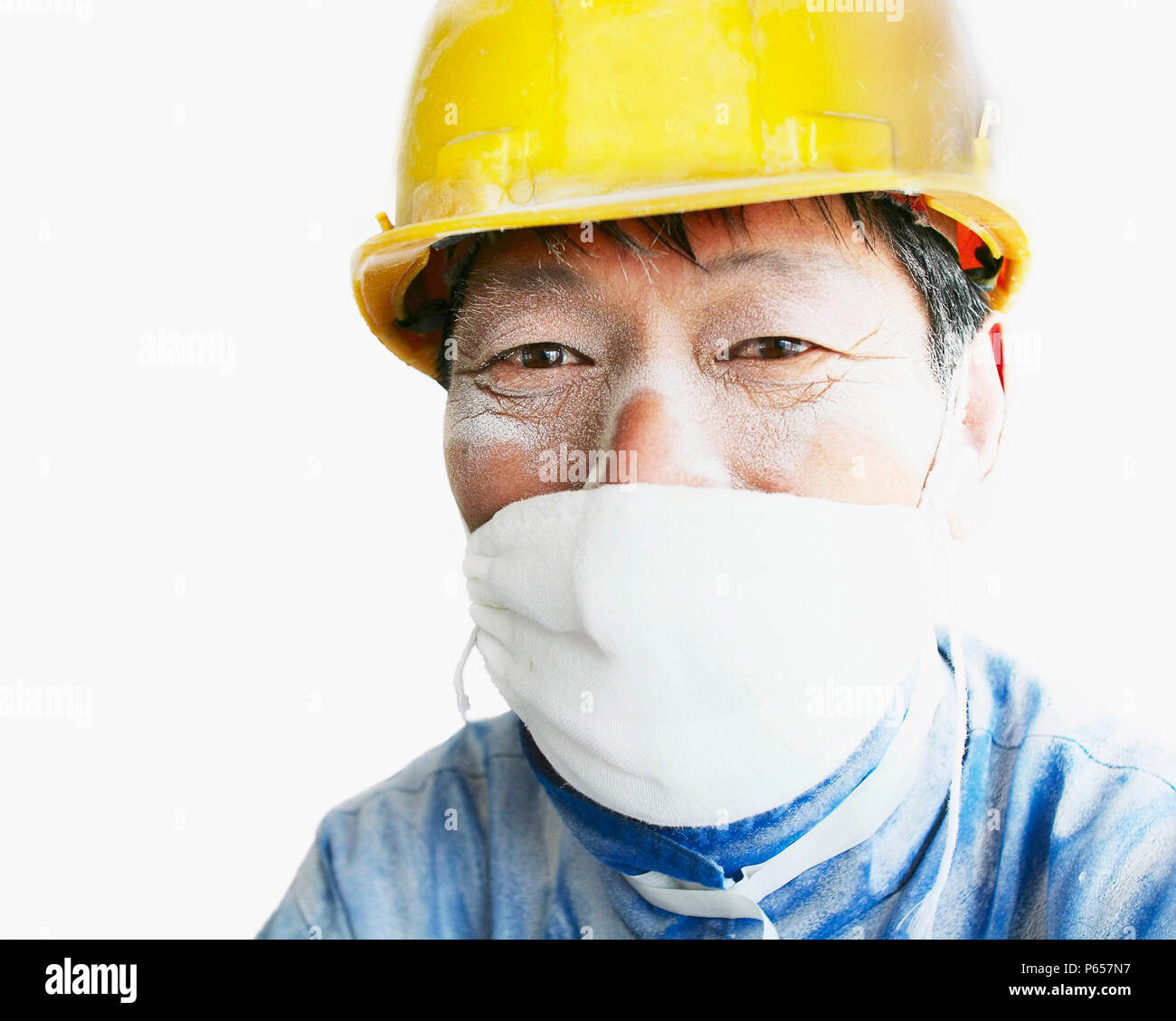 Costruzione cinese lavoratore con una maschera antipolvere. Foto Stock