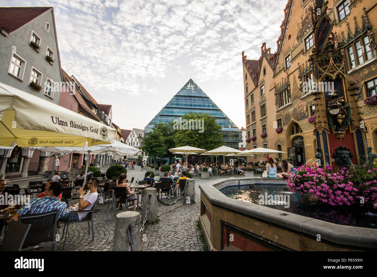 Ulm, Germania. Viste di Ulm Marktplatz (piazza del mercato) con il Rathaus (municipio, a destra) e Stadtbibliothek (biblioteca pubblica, al centro) Foto Stock
