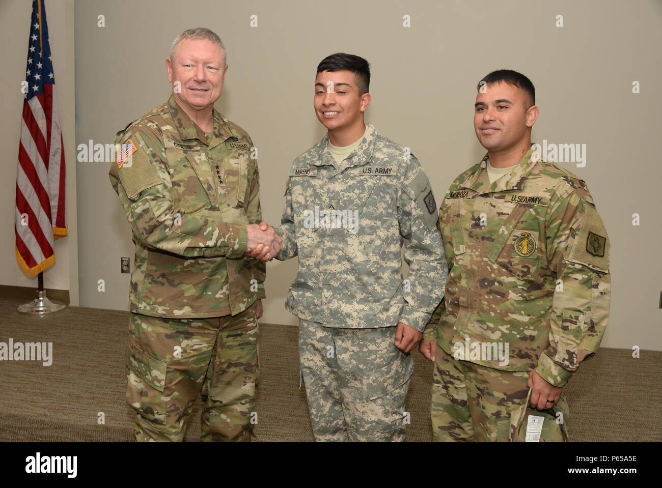 Messico nuovo esercito nazionale Guard Pvt. Caleb Moreno di Lovington, N.M., è il primo a guadagnare un appuntamento in l'Accademia Militare degli Stati Uniti scuola preparatoria (USMA) ed i successivi quattro anni di Accademia attraverso un programma con la Guardia Nazionale. Moreno è stato riconosciuto nel corso di una cerimonia di premiazione il 4 maggio. Gen. Frank J. erba, capo della Guardia Nazionale Bureau, sinistra, presentato Moreno con una moneta durante la sua visita apr. 30 per questo record. Sgt. 1. Classe Michael Mendoza, destra, Moreno's reclutatore, è stato anche riconosciuto. (U.S. Air Force photo Tech. Sgt. Roberto Bilbao, 150 Affari Pubblici, NMANG Foto Stock