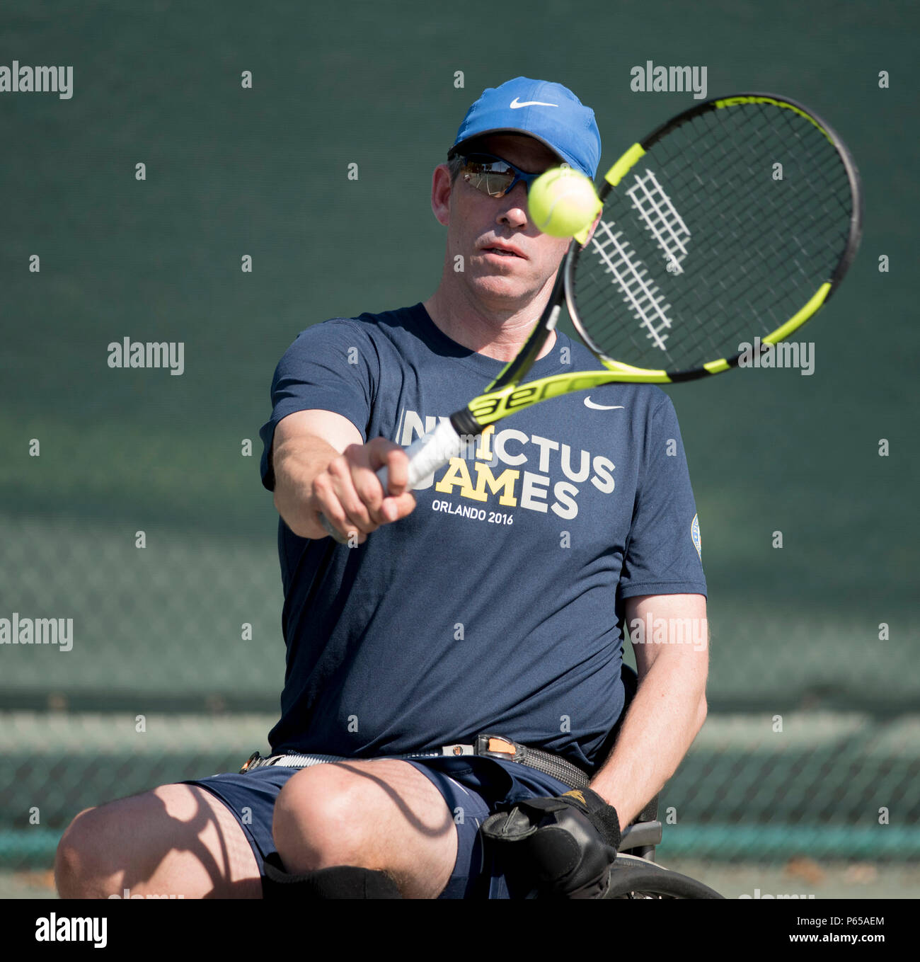 Air Force Lt. Col. Dan Oosterhous (Ret.) treni del tennis su sedia a rotelle per il 2016 Invictus giochi presso la ESPN Wide World Sports Complex presso il Walt Disney World, a Orlando, Florida, 5 maggio 2016. Round preliminari della concorrenza tra squadre provenienti da 15 paesi hanno avviato in 10 sport. Eventi medaglia inizia il 9 maggio e corrono attraverso il 12 maggio. Foto Stock