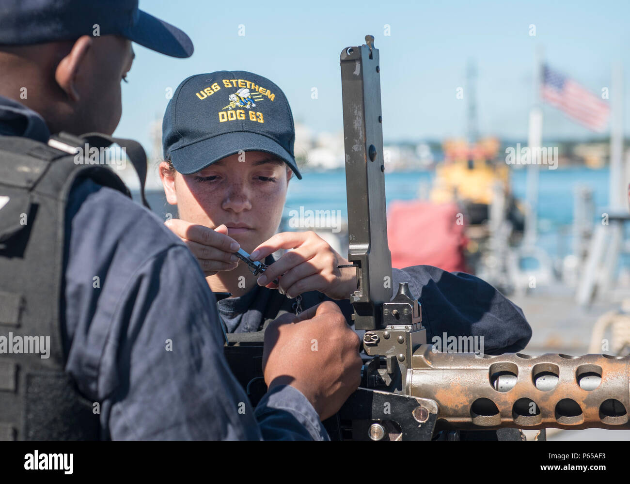 160505-N-OU129-039 MUARA base navale, Brunei (5 maggio 2016) da bombardieri Mate 2a classe Cornelio Dowell e artigliare il compagno del 3° di classe Katherine Trivino ispezionare un Browning M2HB 0,50 Caliber machine gun a bordo del Arleigh Burke class guidato-missile destroyer USS Stethem (DDG 63) durante i preparativi per la fase di mare dell'ASEAN il Ministro della difesa della riunione (ADMM) più la sicurezza marittima e la lotta contro il terrorismo la formazione sul campo esercizio 2016. ADMM Plus mira a rafforzare la cooperazione e la condivisione delle informazioni durante la sicurezza marittima e la lotta contro il terrorismo le operazioni. (U.S. Navy foto di comunicazione di massa Specialis Foto Stock