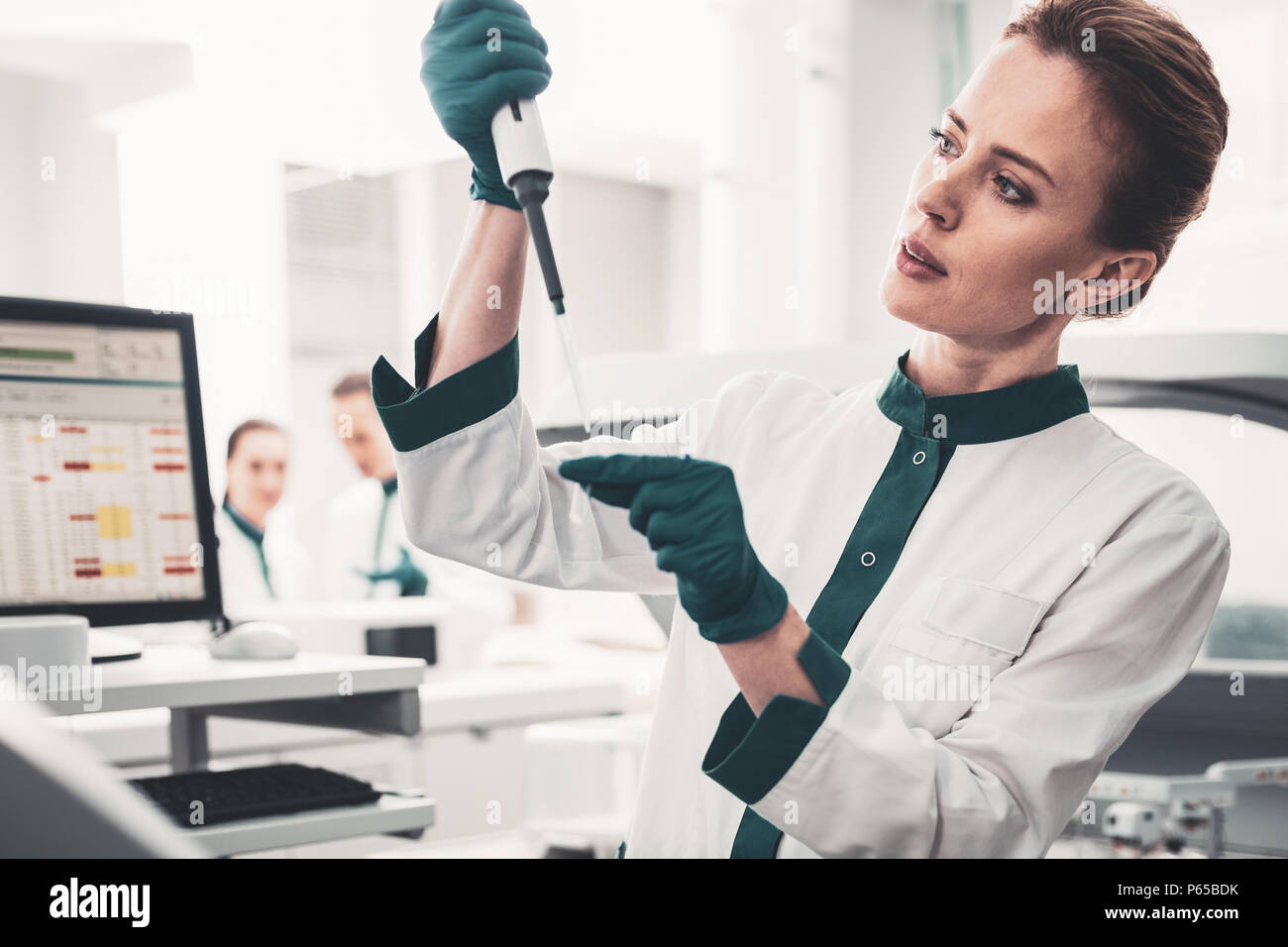 Ritratto di concentrato di laboratorio di uno scienziato lavora con analisi Foto Stock