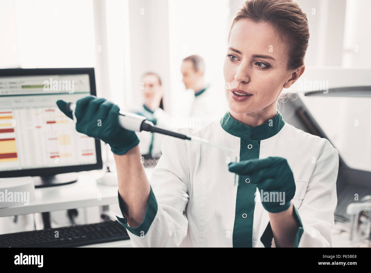 Ritratto di pensosa medico con analisi e una pipetta Foto Stock
