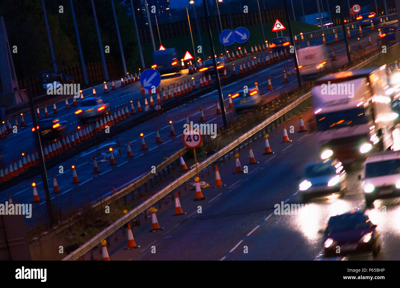 Sera ore di punta durante lavori stradali. Il traffico sulla autostrada M60, Manchester, Regno Unito. Foto Stock