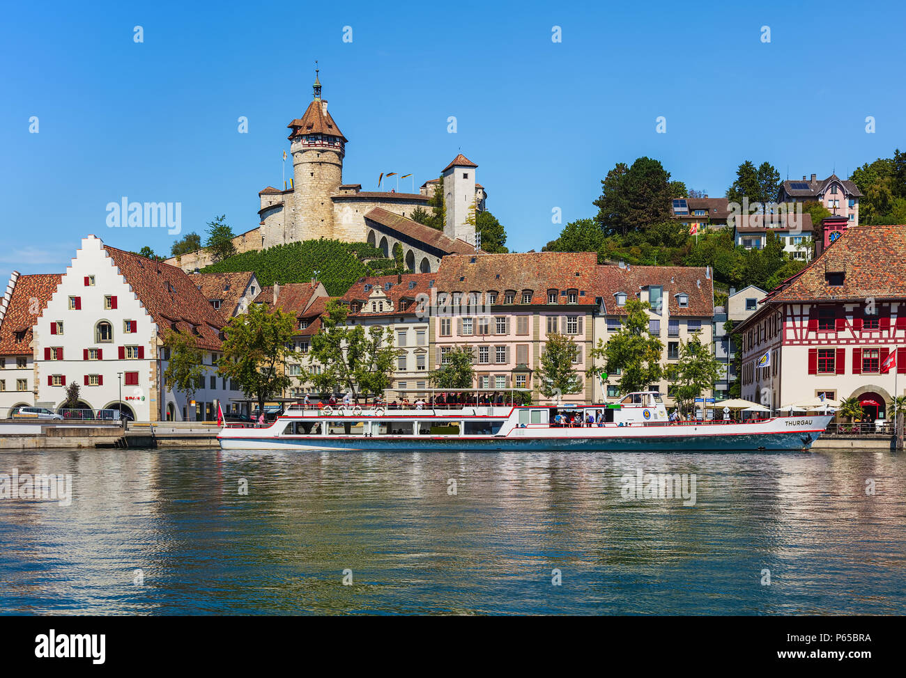 Schaffhausen, Svizzera - 29 agosto 2015: gli edifici della città di Sciaffusa, fortezza medioevale Munot sopra di loro, MS Thurgau a un molo sul lato dx Foto Stock