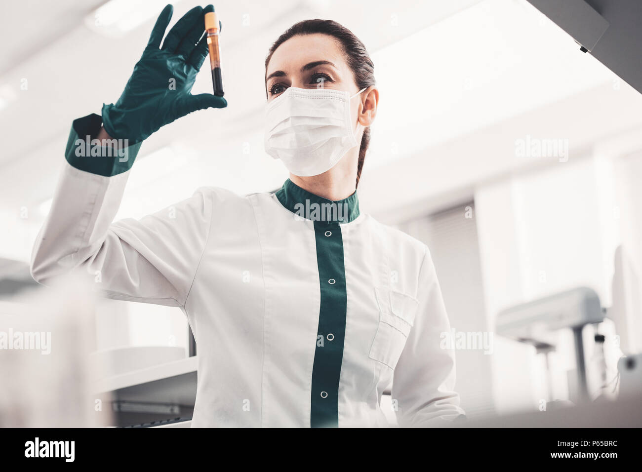 Laboratorio qualificato lavoratore con campione di sangue Foto Stock