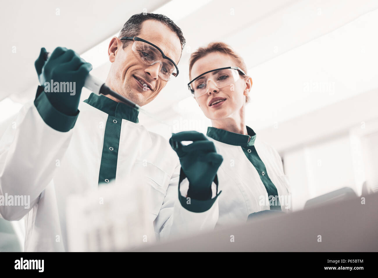 Laboratorio di concentrato gli scienziati che lavorano con i campioni Foto Stock