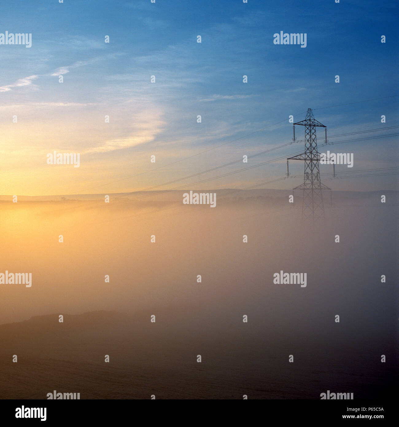 Tensione alta di alimentazione delle linee di trasmissione e piloni Foto Stock