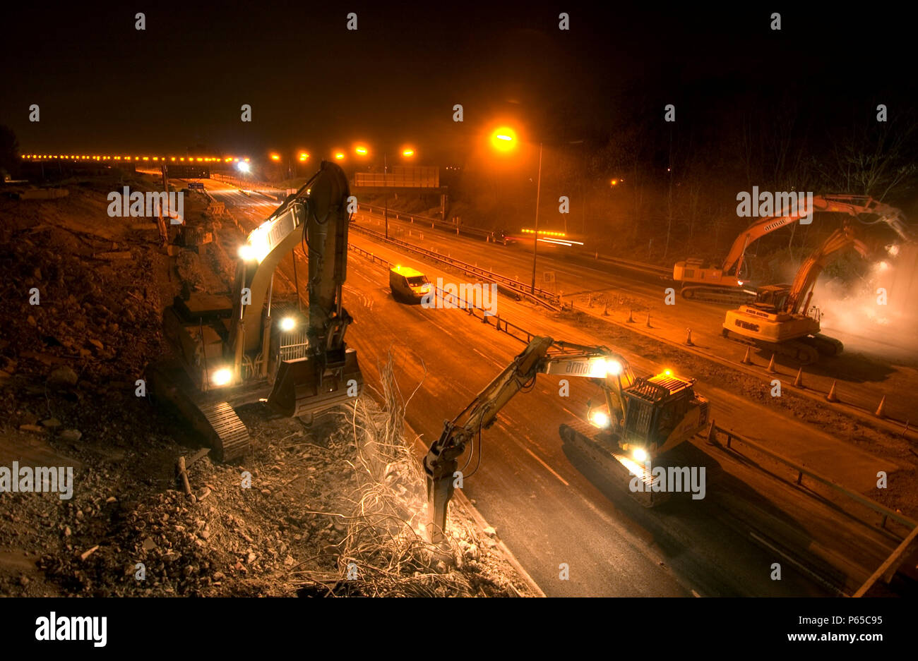 Lavori in corso durante la notte in autostrada Foto Stock