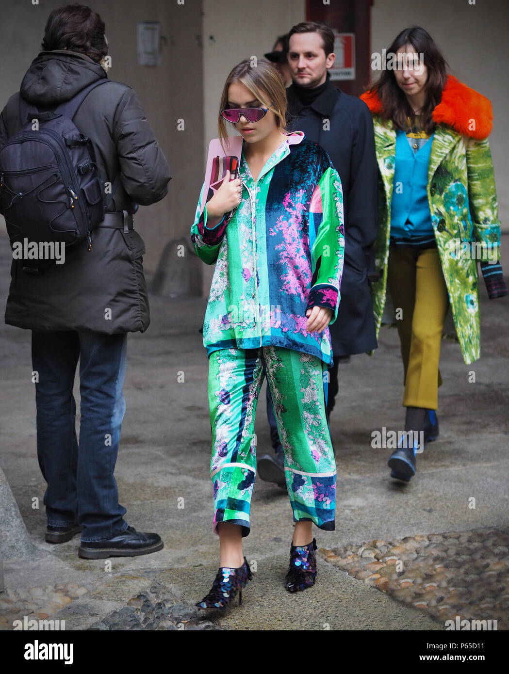 Milano - 22 febbraio 2018: Moda donna in posa per i fotografi in 'Corso Magenta' 24 prima di EMILIO PUCC fashion show, Milano, Italia Foto Stock