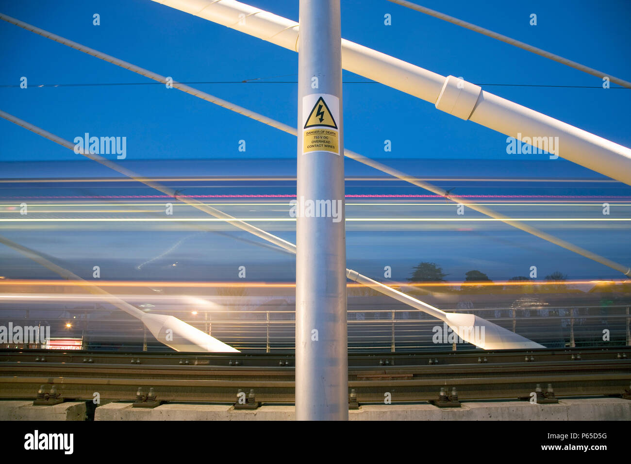 Tram LUAS attraversando William Dargan Bridge, cavo-soggiorno ponte per la linea Luas, Dundrum, Dublino, Irlanda 2008 (lunga esposizione) Foto Stock