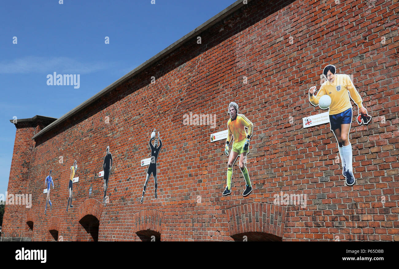 Ritagli di famosi ex World Cup giocatori su una parete in corrispondenza della regione di Kaliningrad Amber Museum. Foto Stock