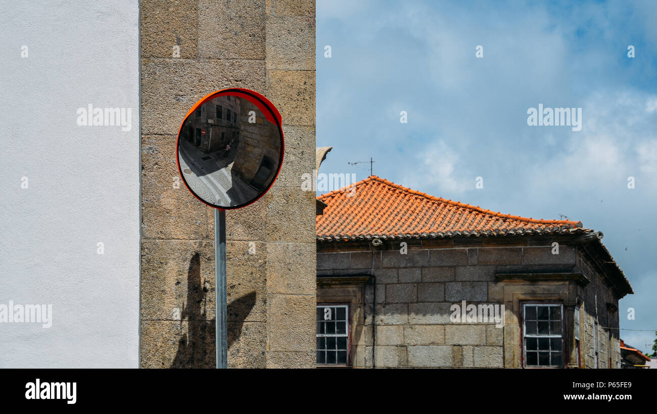 Riflettore di traffico nel centro storico di Guarda, Portogallo Foto Stock