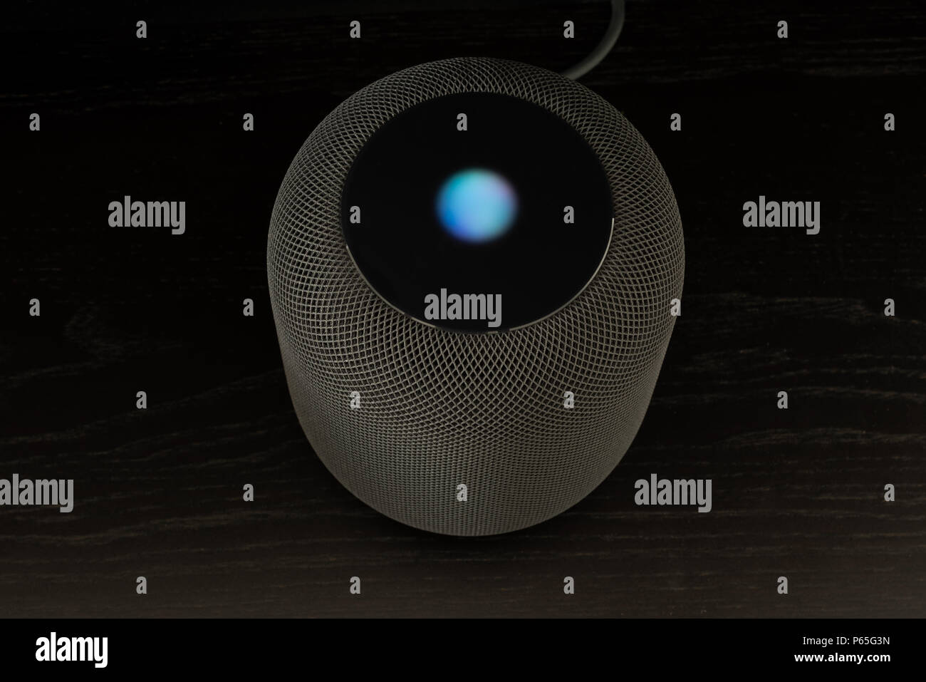 Novedrate, Germania - 26 Giugno 2018: utilizzando un Apple HomePod altoparlante - smart speaker è il far reagire ad un ingresso vocale e di segnalare la sua attenzione dalla Foto Stock