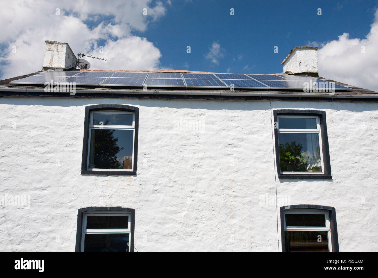 A 3 kilowatt solare pannello di Voltaic array su una vecchia casa in Blawith, South Cumbria, Regno Unito. Foto Stock