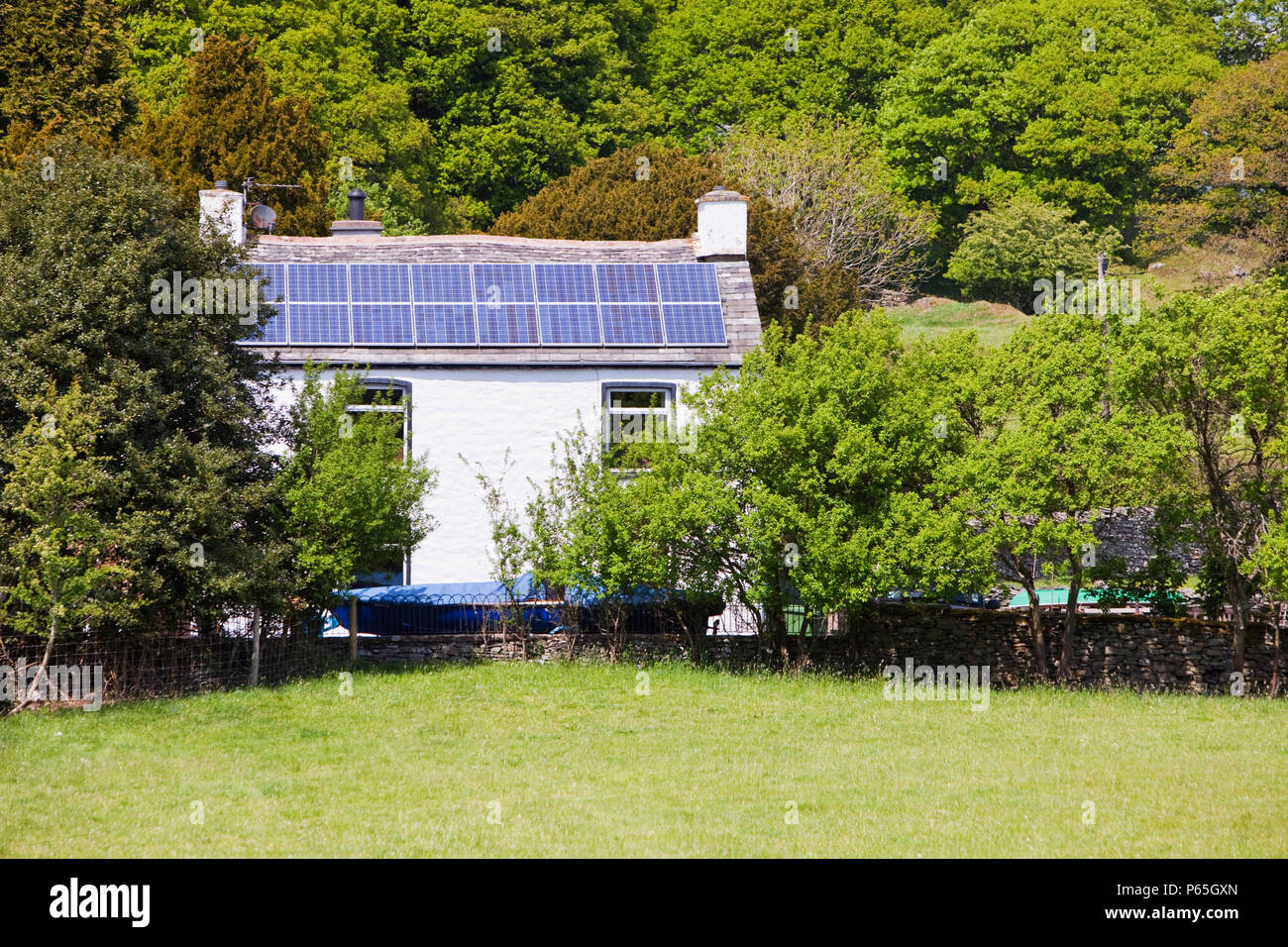 A 3 kilowatt solare pannello di Voltaic array su una vecchia casa in Blawith, South Cumbria, Regno Unito. Foto Stock