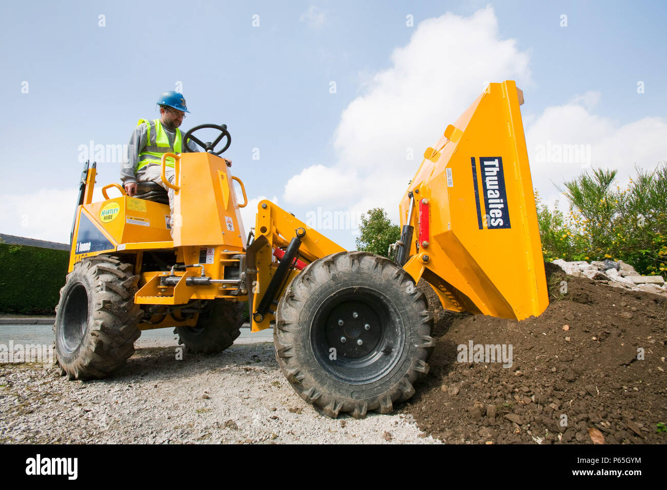 Un costruttore di guida di una mini dumper su una casa estensione, costruzione lavoro, ambleside, cumbria, Regno Unito. Foto Stock