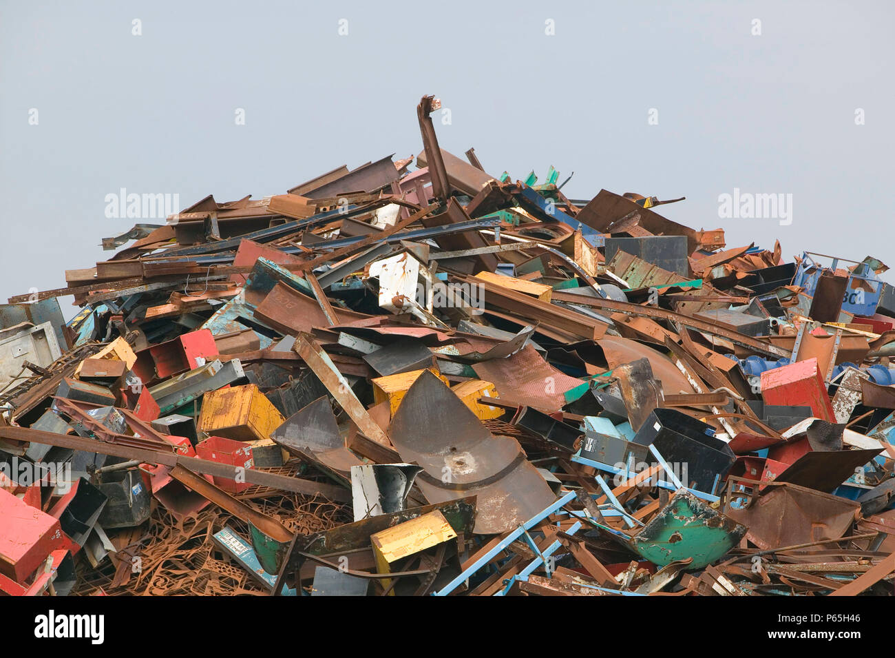 Un metallo di scarto di mercanti in Blackburn Lancashire, Regno Unito. Il riciclaggio consente di risparmiare enormi quantità di energia e riduce la necessità di discarica. Foto Stock