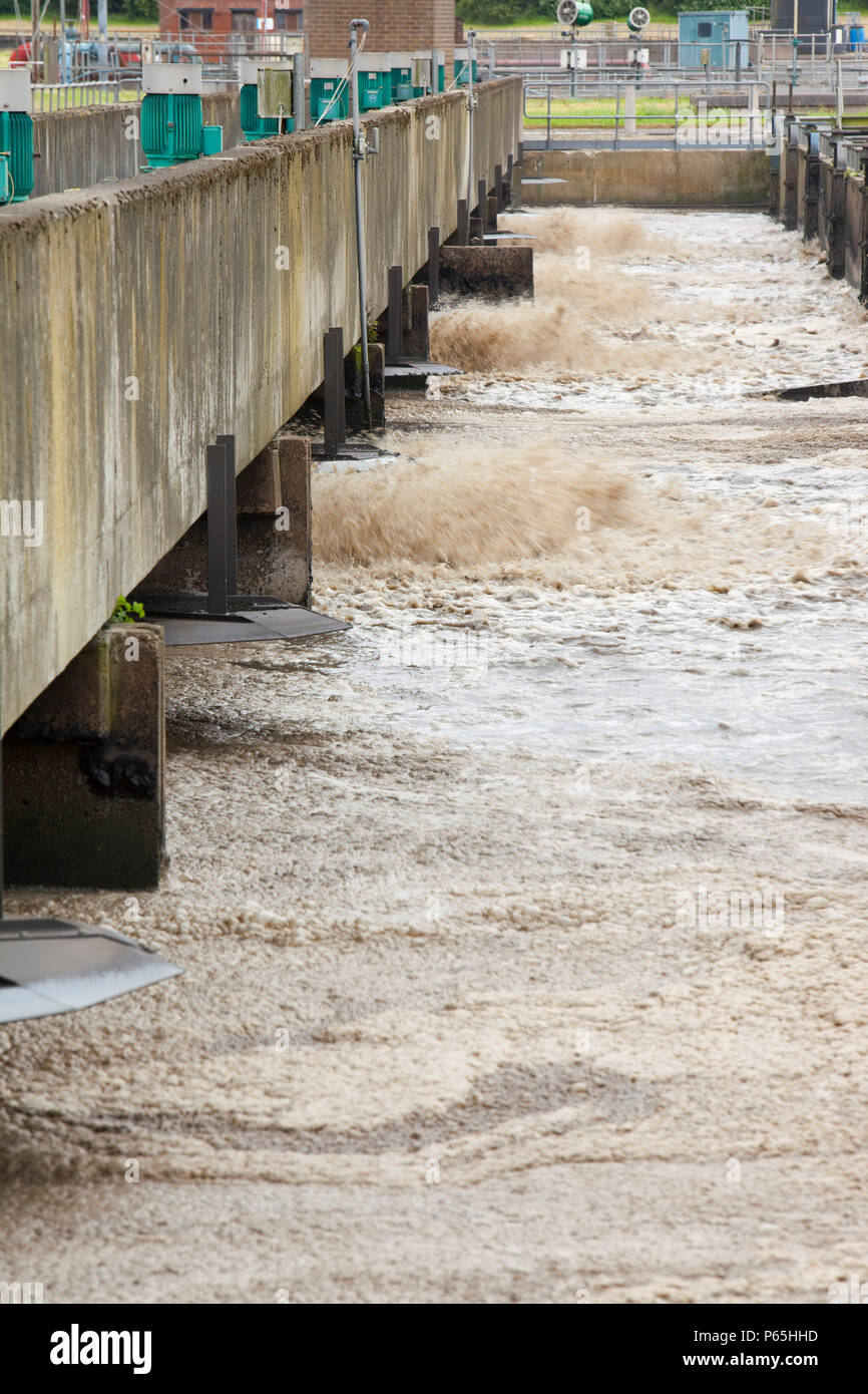 Pompe ossigenare le acque reflue a Daveyhulme impianto di trattamento delle acque reflue a Manchester, UK. United Utilities Daveyhulme impianto del processo tutti Manch Foto Stock