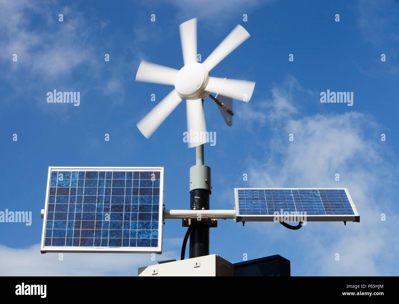 Generazione di energia da fonti rinnovabili utilizzata per l'alimentazione accesa il limite massimo di velocità segni a Barrow in Furness, Cumbria, Regno Unito. Foto Stock