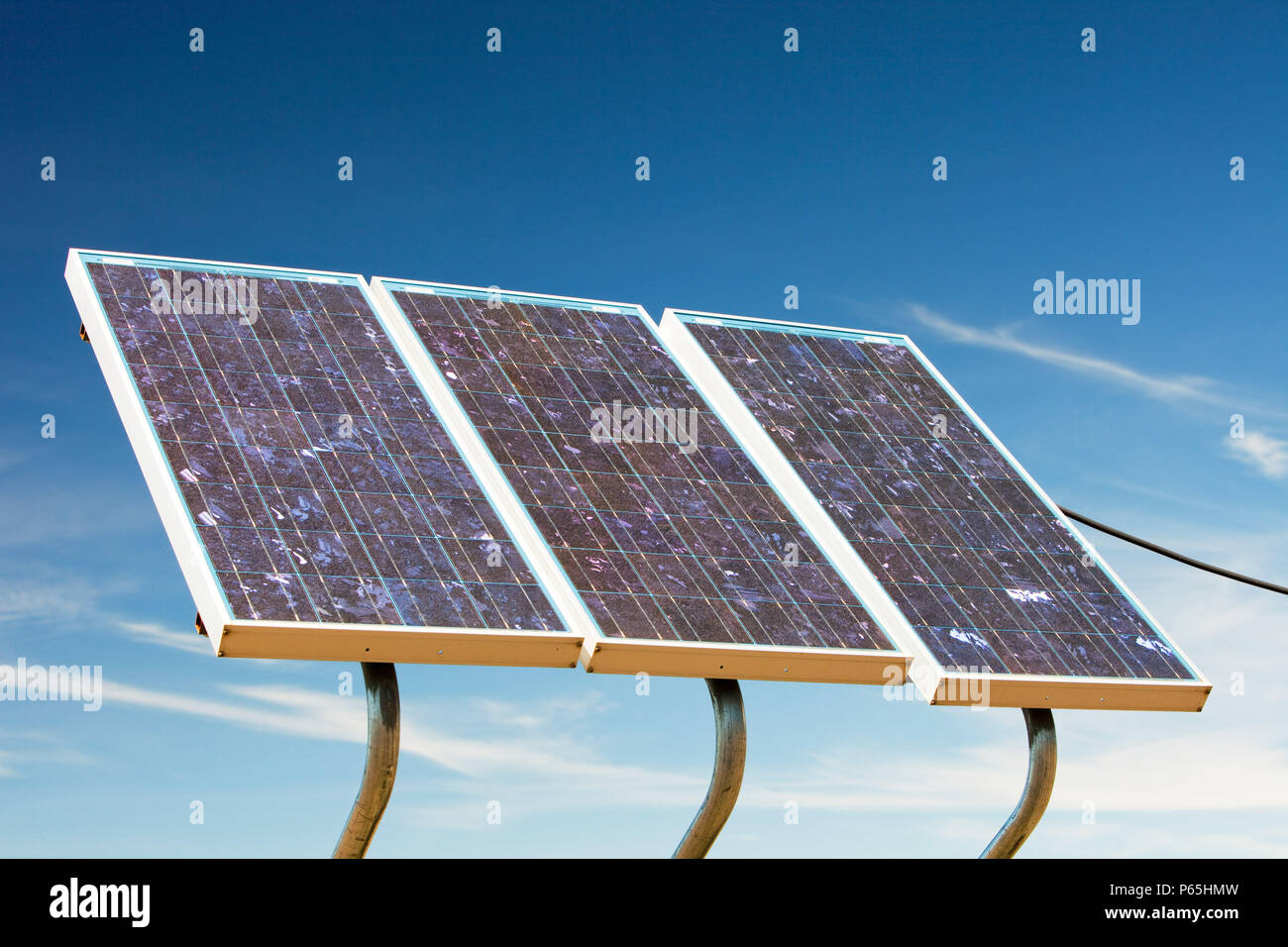 I pannelli solari utilizzati per generare energia elettrica per alimentare apparecchiature scientifiche come parte di un progetto di ricerca da scienziati provenienti da Università di Sydney. Neve Foto Stock