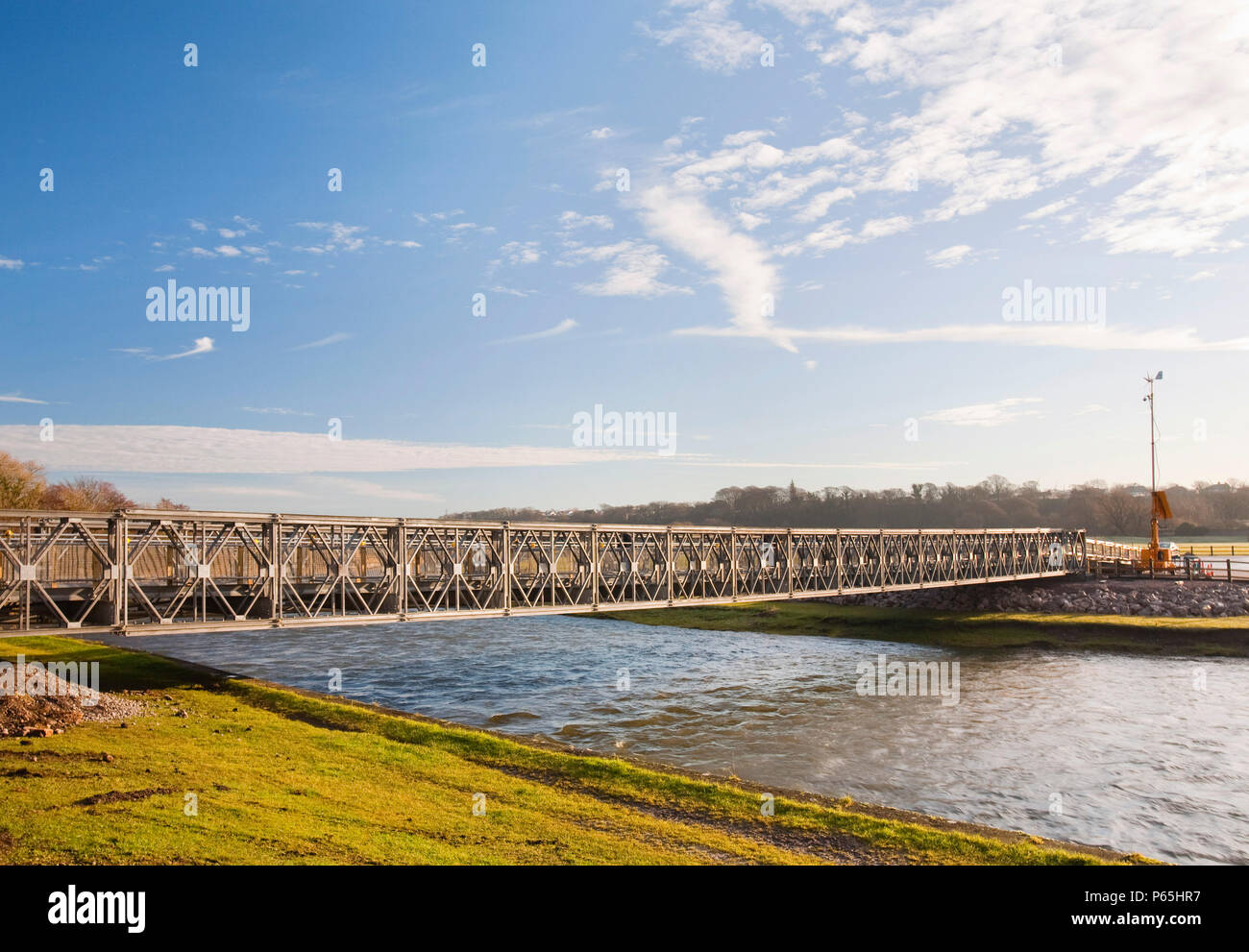 Le devastanti inondazioni che hanno colpito la Cumbria diviso la città di Workington in mezzo dopo tutti i ponti che attraversano il fiume Derwent che separa la stoppa Foto Stock