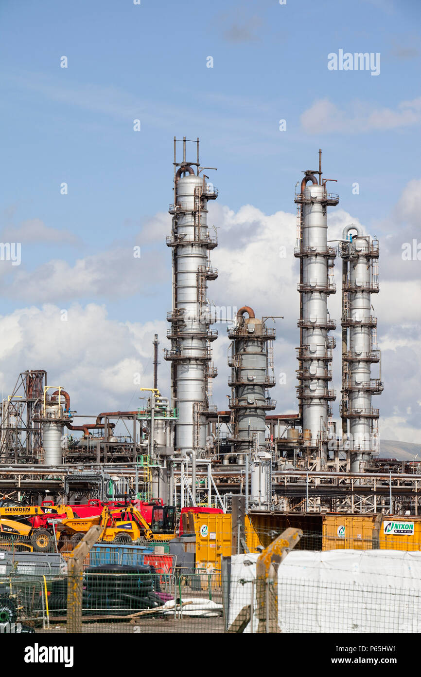 La Ineos raffineria di petrolio a Grangemouth in Scozia, Regno Unito. Il sito è responsabile per massicce emissioni di CO2. Foto Stock