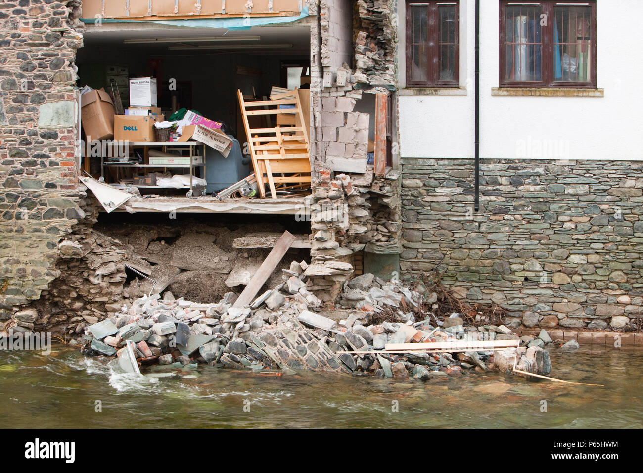 Il novembre 2009 Inondazioni in Cumbria causato OE£ milioni di danni, questa casa in Keswick accanto al fiume Greta, collpased dopo che essa è stata minata da Foto Stock