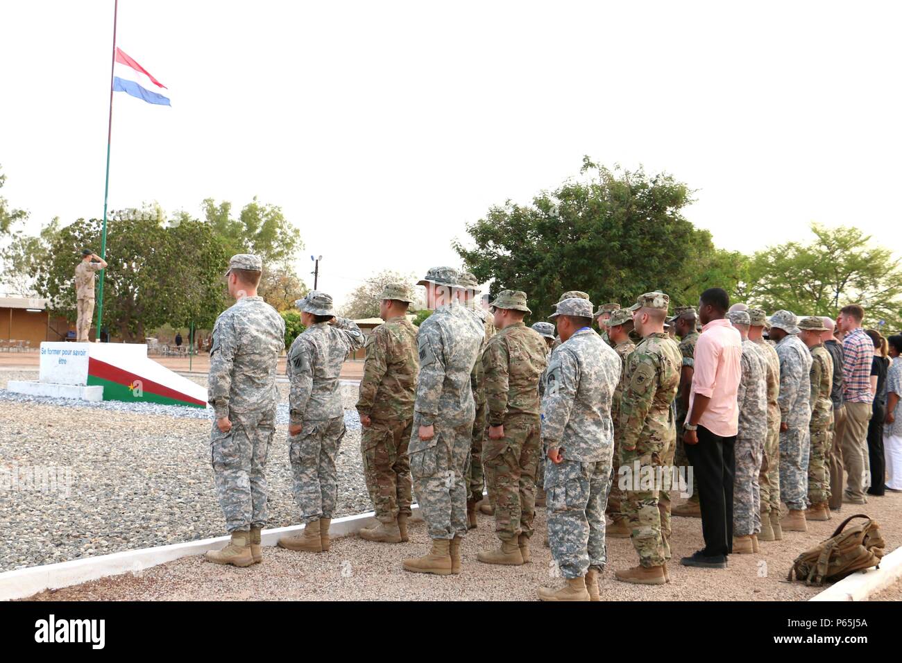 Militare olandese i membri del servizio, alleato con i partner militari occidentali della Accord 16, commemorare il ricordo olandese il giorno 4 maggio 2016 presso il Camp Zagre, Ouagadougou, Burkina Faso. Durante la cerimonia, le truppe internazionali onorato olandese di soldati e civili che hanno perso la vita dalla fine della II Guerra Mondiale durante il combattimento e tempo di pace operazioni sollevando la loro bandiera nazionale a mezz' asta. (U.S. Foto dell'esercito da Staff Sgt. Candace Mundt/rilasciato) Foto Stock