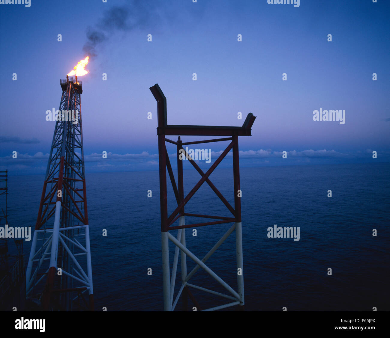 Un eccesso di gas che viene bruciata dal petrolio del Mare del Nord Rig. Foto Stock