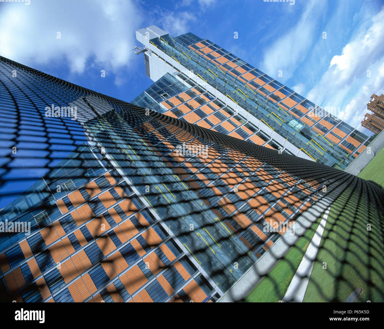 Campo da tennis a Montevetro, Battersea, Londra (architetto: Sir Richard Rogers) Foto Stock