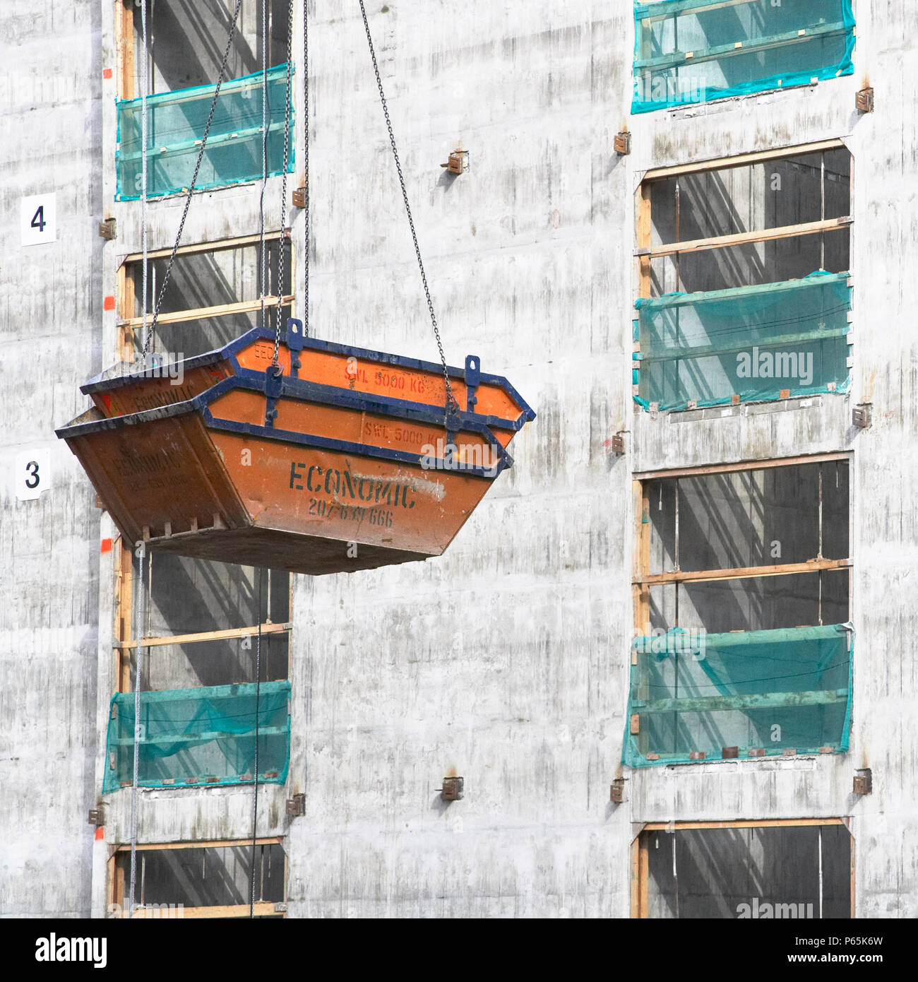 Salta essendo sollevata dalla gru, sullo sviluppo di office, città di Londra, Regno Unito Foto Stock
