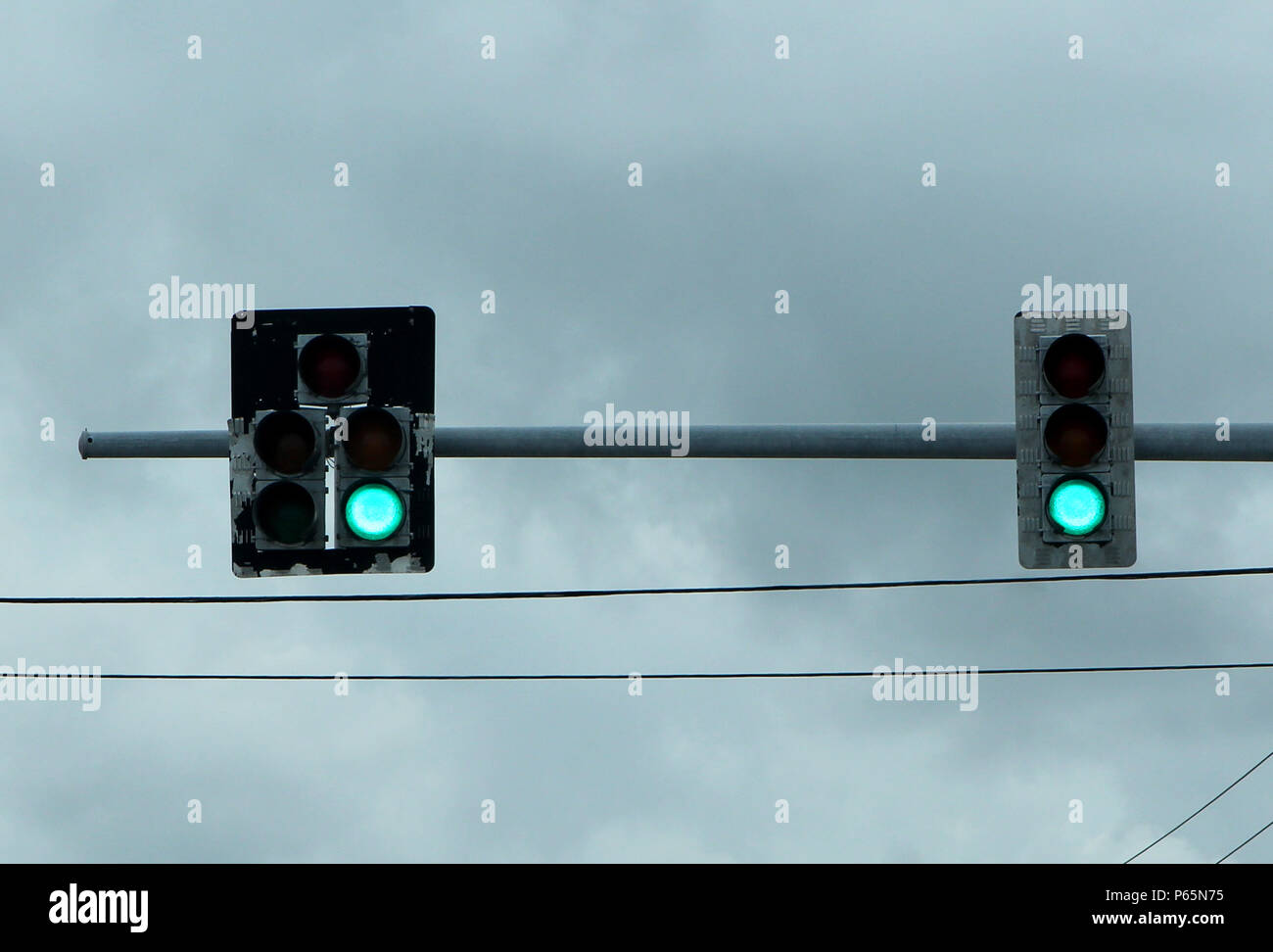 Ampeln, die auf grün geschaltet sind, un einer Kreuzung in Florida, USA. Foto Stock