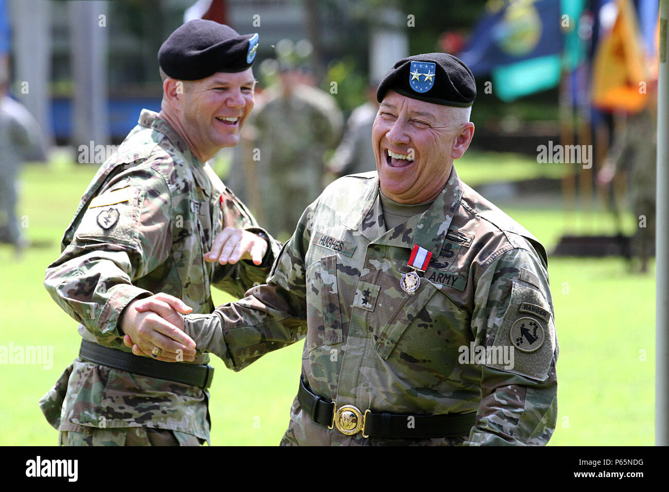 FORT SHAFTER, Hawaii- Il Mag. Gen. Todd B. McCaffrey, vice comandante General-South, U.S. Pacifico esercito scuote le mani con il Mag. Gen. Christopher P. Hughes, Capo del Personale, USARPAC, durante una Flying V cerimonia, 6 maggio alla storica Palm Circle, Fort Shafter, Hawaii. Il nome, Flying V, si riferisce al modo in cui i colori vengono pubblicati durante la cerimonia, che è a forma di V. (U.S. Foto dell'esercito da, Staff Sgt. Kyle J. Richardson, USARPAC PAO) Foto Stock