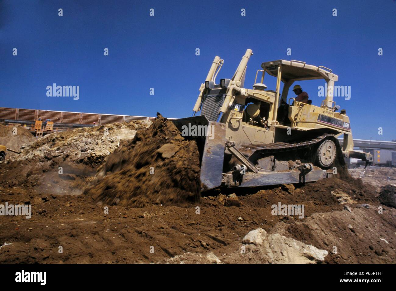 Bulldozer spostando la sporcizia sul progetto roadbuilding in California, Stati Uniti d'America Foto Stock