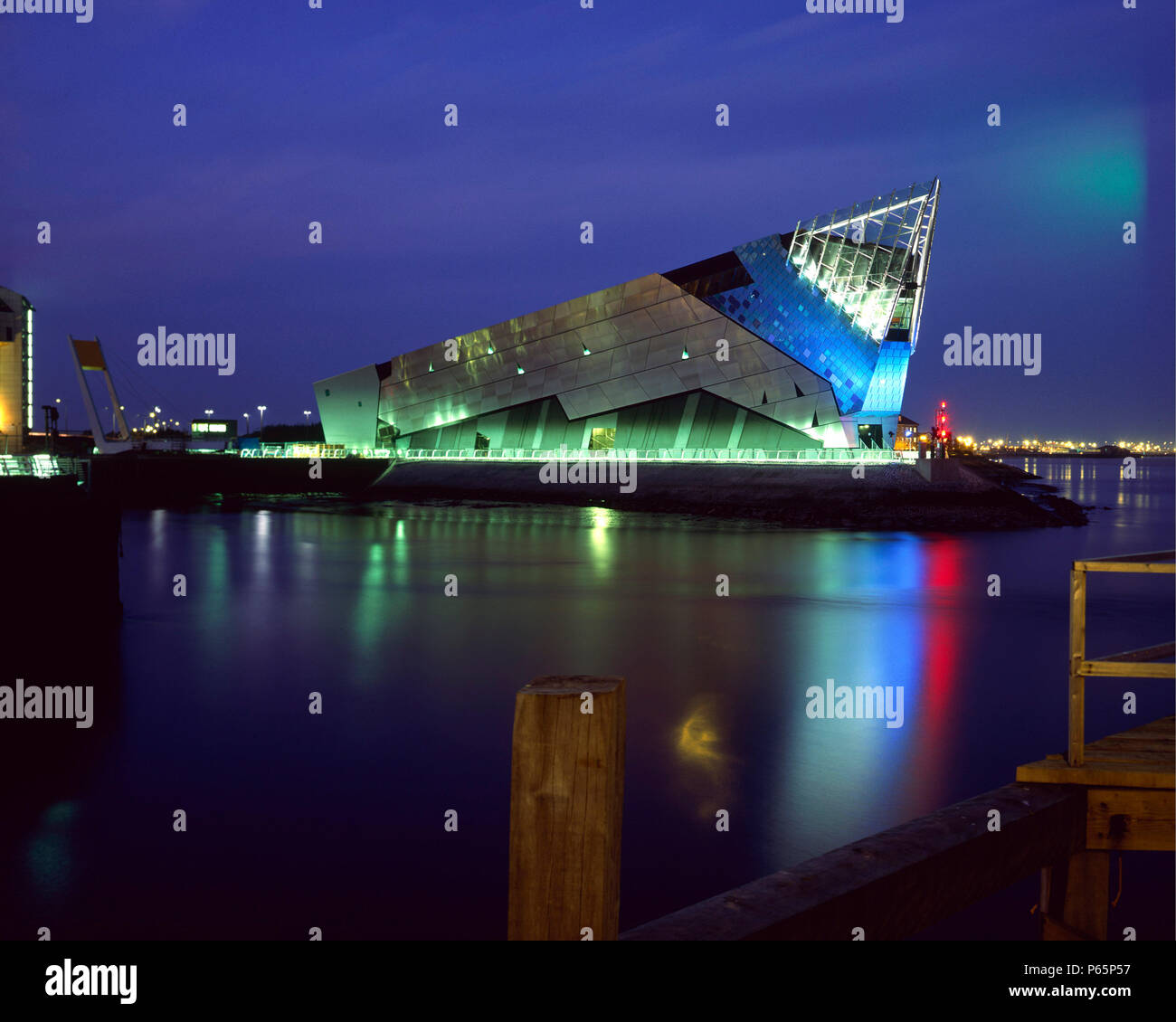 Night Shot del profondo di Hull, Sammy del punto, sul fiume Humber, East Yorkshire, Regno Unito. Progettato da Sir Terry Farrell & Partners. Foto Stock