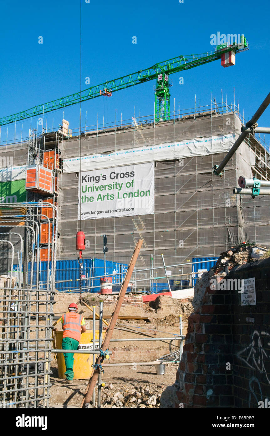 Regno Unito. La costruzione della nuova Università delle Arti di King Cross a Londra. Settembre 2009 Foto Stock