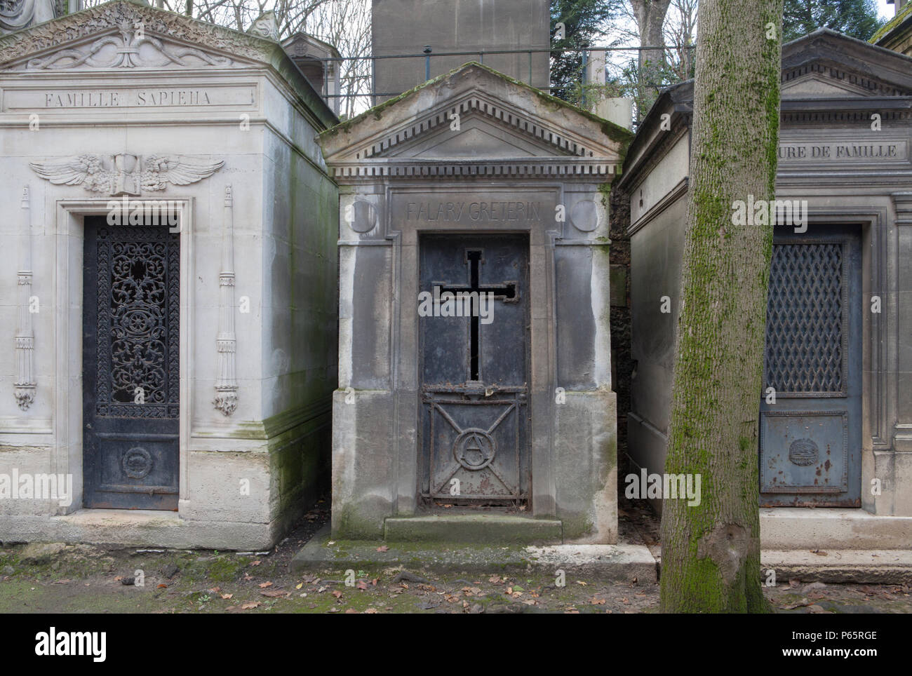 Grande pietra tombe di famiglia nel cimitero di Montmartre a Parigi, Francia Foto Stock