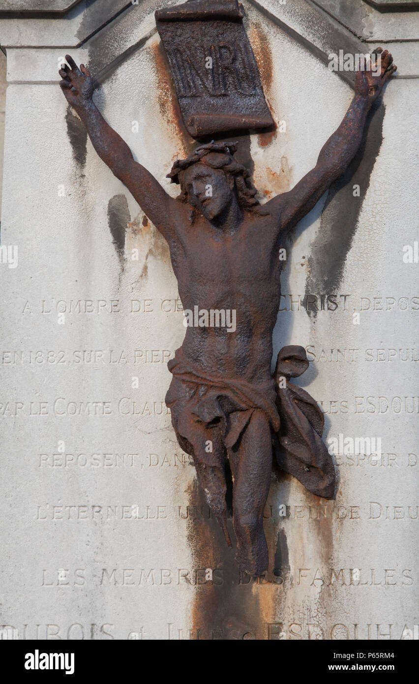 Arrugginimento statua di Gesù su di una lapide funeraria nel cimitero di Montmartre a Parigi, Francia Foto Stock