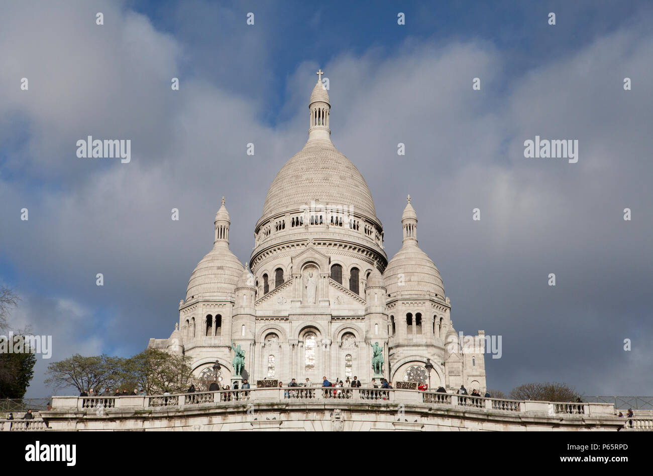La Basilica del Sacro Cuore di Parigi, comunemente Sacré-Coeur basilica si affaccia sulla città di Parigi ed è una delle principali attrazioni turistiche di hotspot Foto Stock