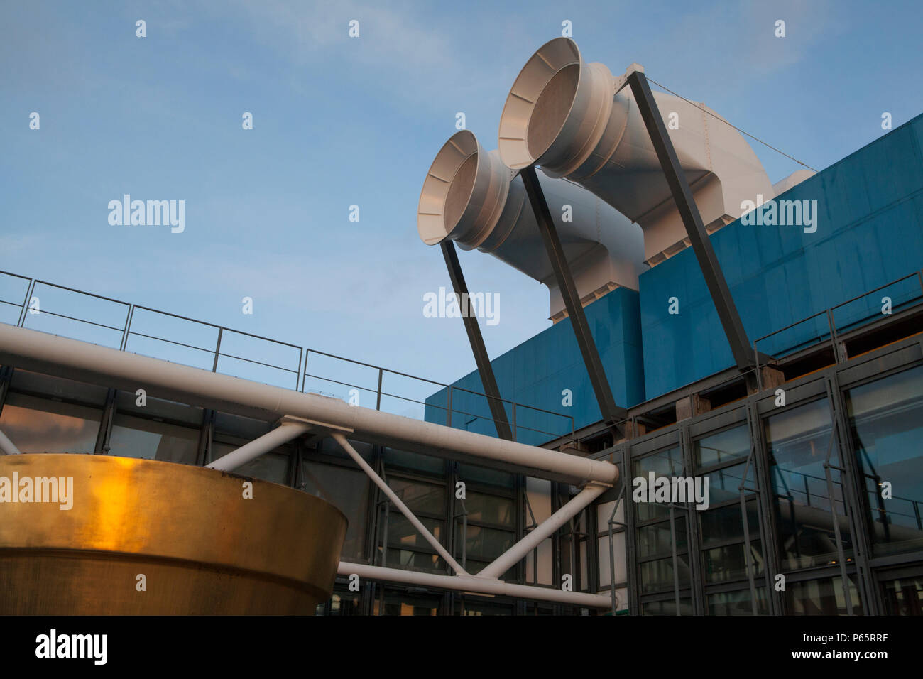 La piazza Georges Pompidou e il Centre Georges Pompidou di Parigi Francia, casa della Pubblica Informazione la biblioteca e il Museo di Arte Moderna Foto Stock