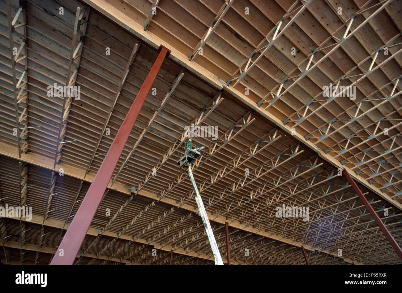 Ispezione del tetto di legno dalla piattaforma di accesso. Foto Stock