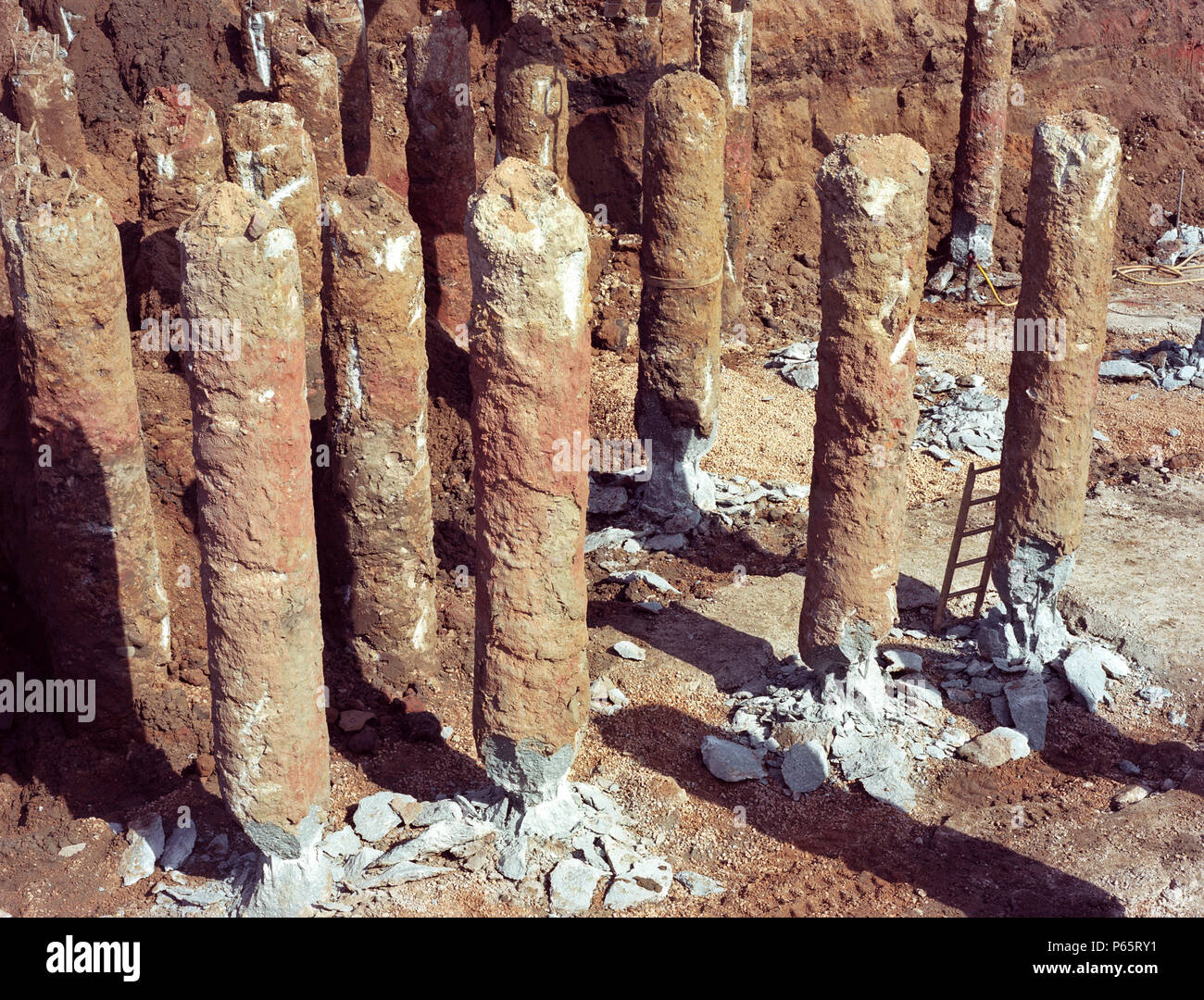 Scavo di fondazione in calcestruzzo colonne di palificazione Foto Stock