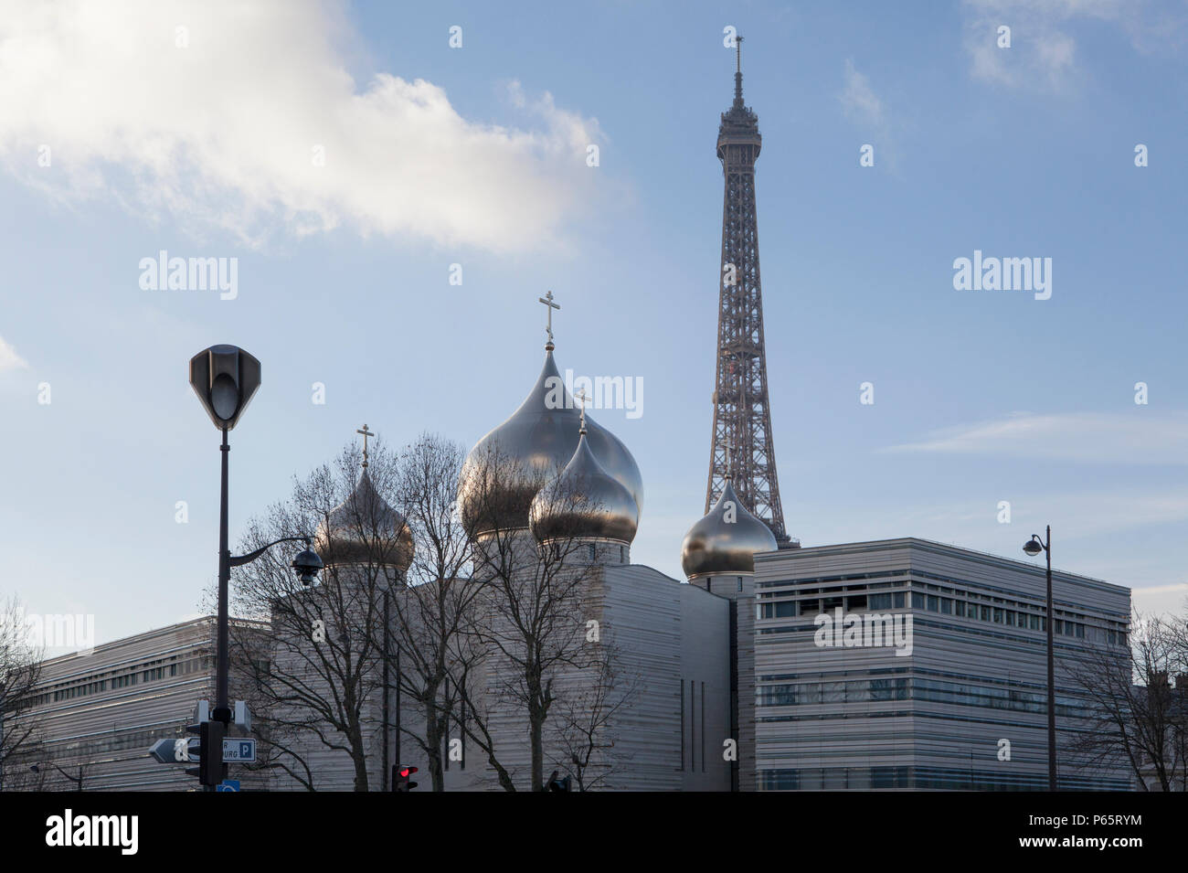 La Cattedrale della Trinità e la chiesa russo-ortodossa centro spirituale e culturale di Parigi con la Torre Eiffel sullo sfondo Foto Stock