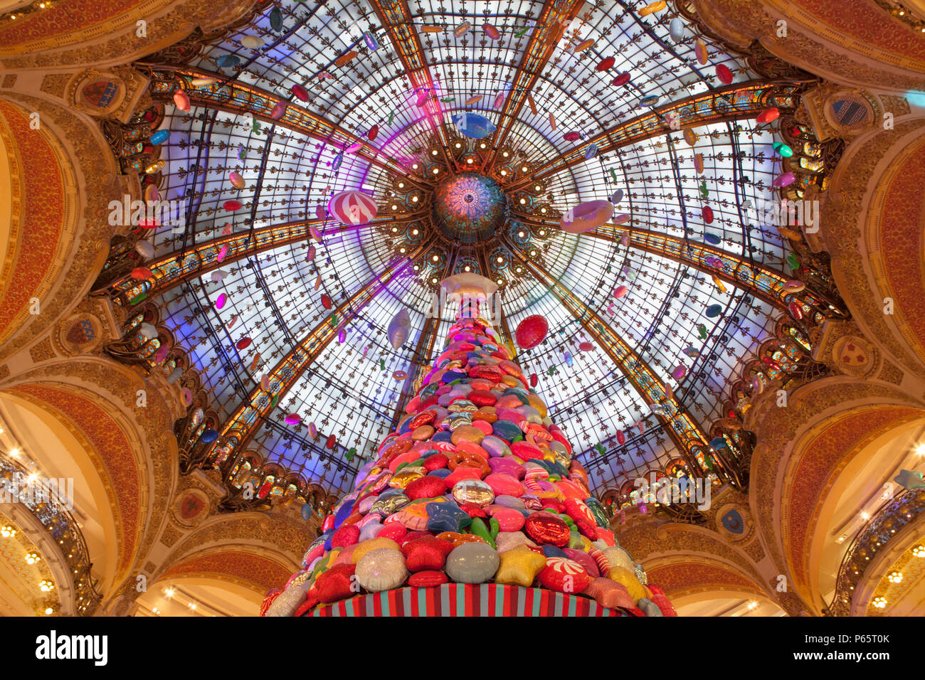 L'albero di Natale e visualizzare in Galeries Lafayette, una sistemazione di department store di Parigi Francia con sorprendente colorate tetto di vetro Foto Stock