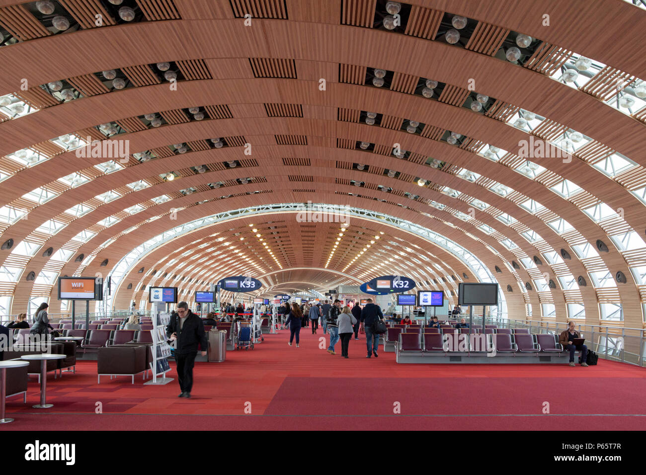Interior del aeropuerto charles de gaulle de parís immagini e