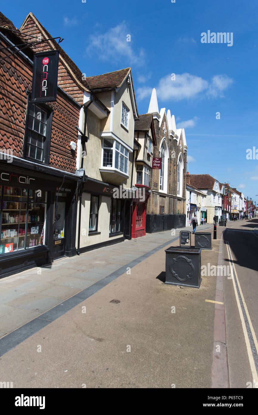 Città di Canterbury, Inghilterra. Vista pittoresca di negozi di Canterbury's King's Mile a Borough. Foto Stock